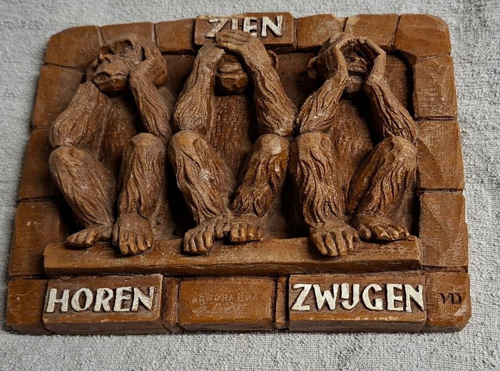 Horen, zien en zwijgen in steen, Antiek en Kunst, Ophalen
