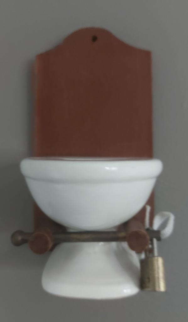 Vintage spaarpot in wit porselein: WC, Verzamelen, Spaarpotten, Gebruikt, Steen, Aardewerk of Keramiek, Ophalen of Verzenden