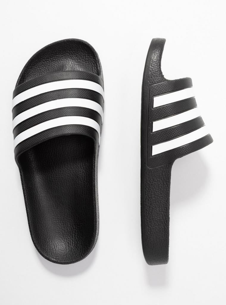 Une paire de claquettes Adidas avec étiquette T43, Enlèvement, Comme neuf