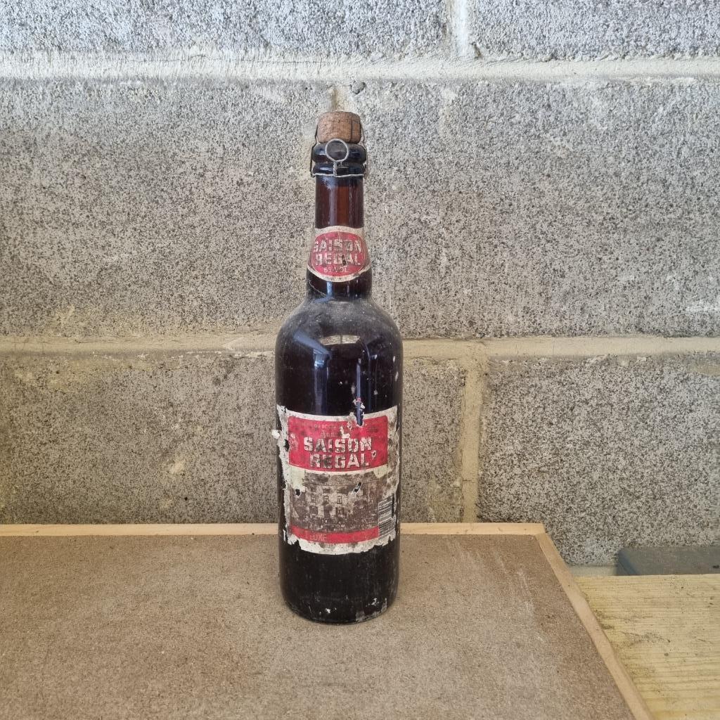 Bouteille de bière Saison Regal (modèle 2), Collections, Enlèvement ou Envoi, Utilisé, Bouteille(s), Autres marques