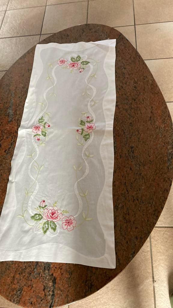 Chemin de table brodé main, Comme neuf
