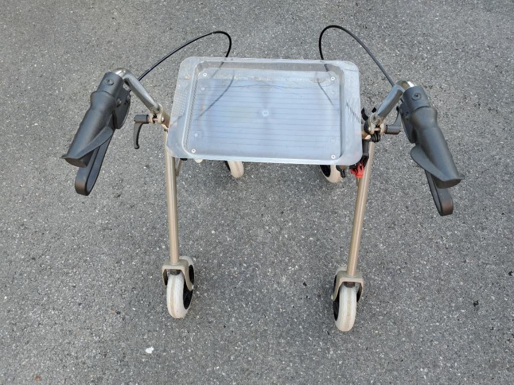 Rollator met dienblad en mand in zeer goede staat, Ophalen, Zo goed als nieuw