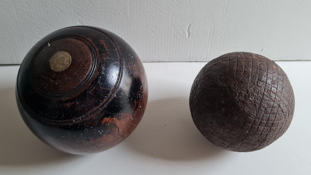 Boule britannique ancienne Lignum Vitae + pétanque en métal, Enlèvement ou Envoi, Utilisé, Boule