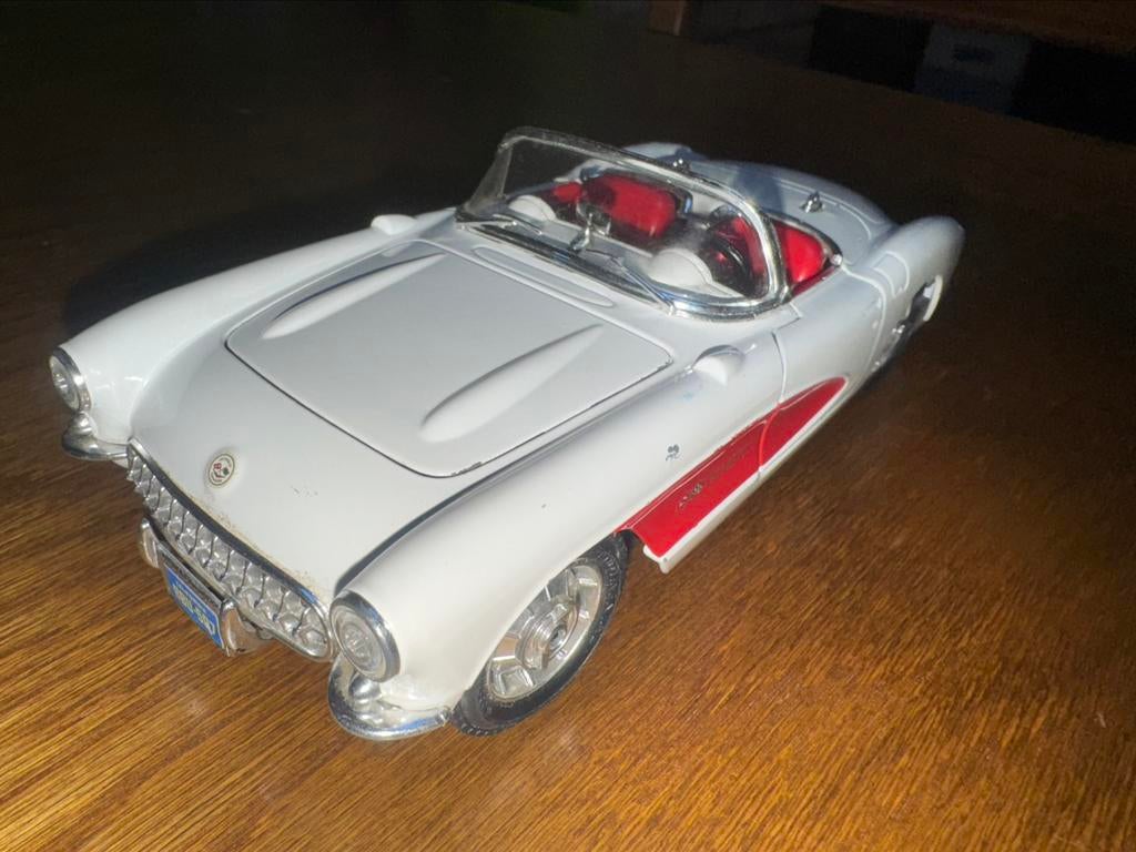 Chevrolet corvette 1957 ancienne 1/24 burago, Enlèvement, Comme neuf