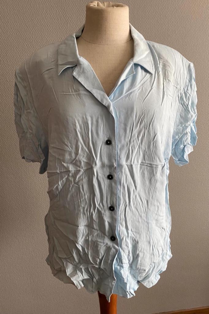 Lichtblauwe blouse Hucke maat 48, Kleding | Dames, Maat 46/48 (XL) of groter, Zo goed als nieuw, Hucke, Verzenden