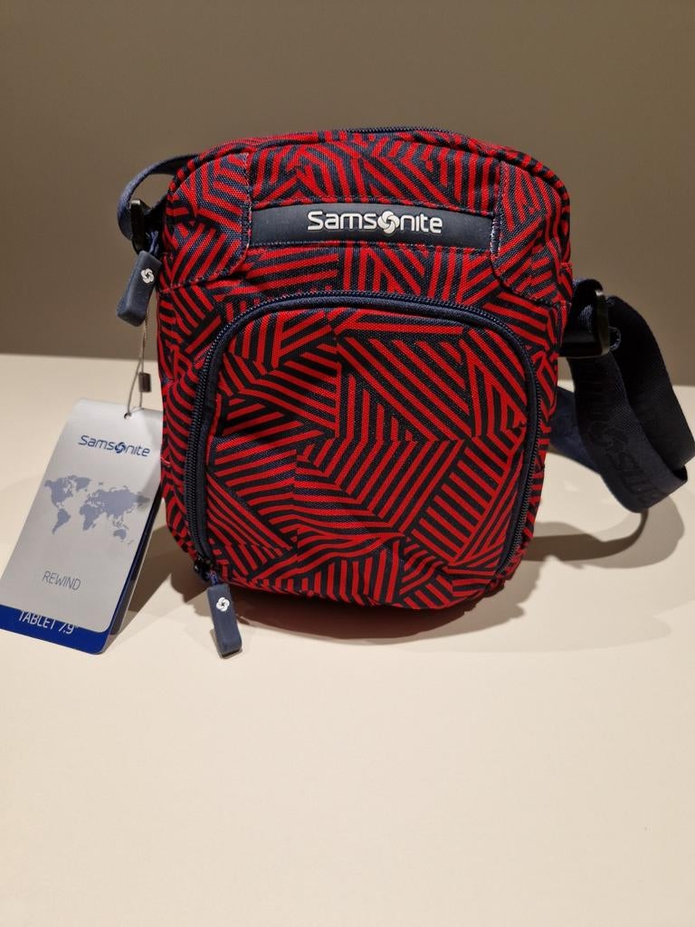 NOUVEAU sac croisé Samsonite Rewind pour tablette 7,9", Bijoux, Sacs & Beauté, Trousses de toilette, Neuf, Rouge, Enlèvement ou Envoi