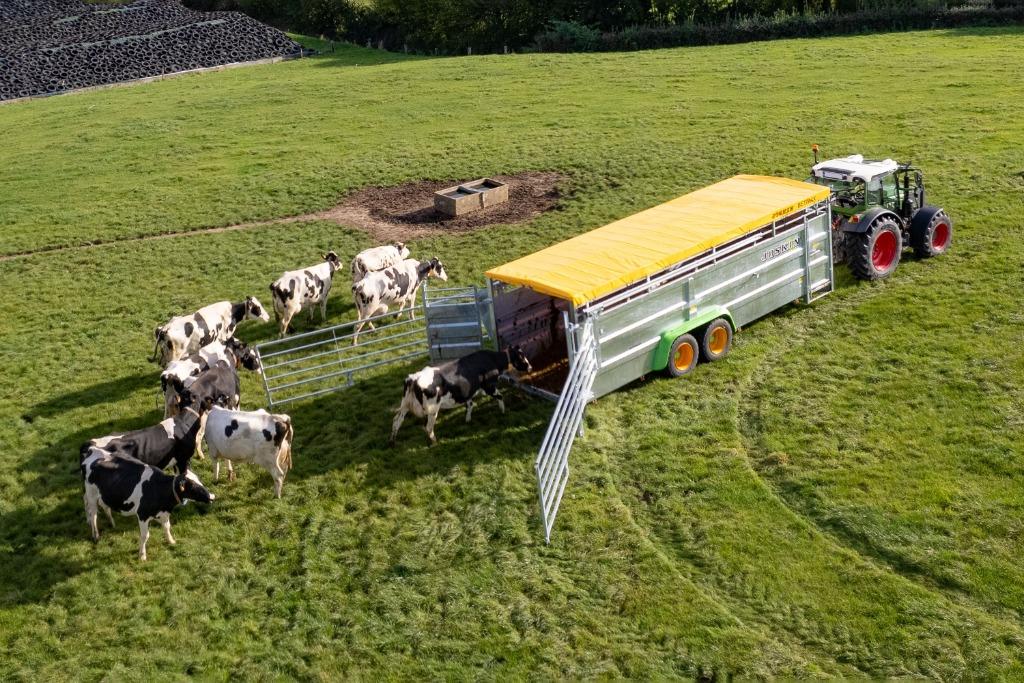 Trouvez un camion à bestiaux capable de s'abaisser hydrauliq, Enlèvement