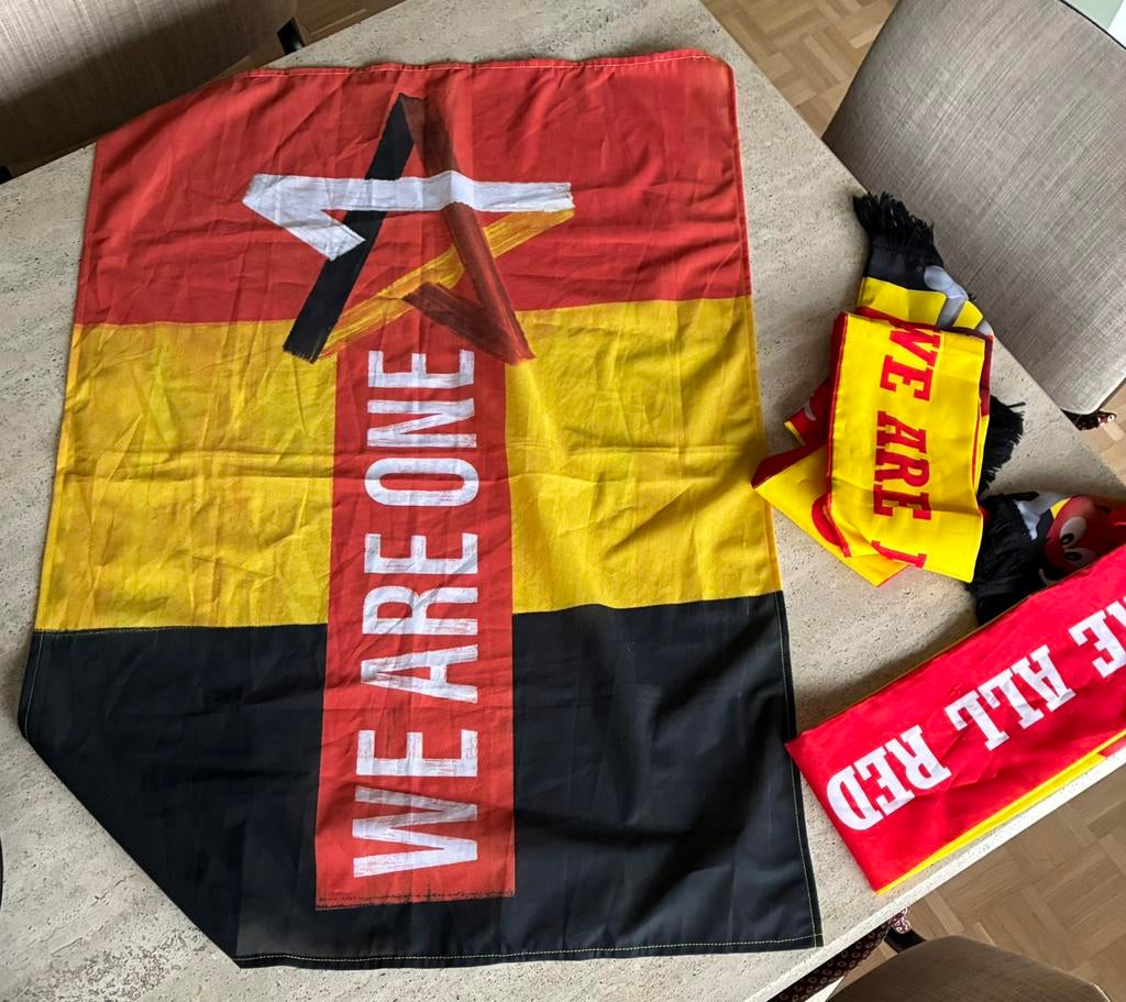 Diables rouges 1 drapeau et 2 écharpes + porte clé, Enlèvement ou Envoi, Neuf