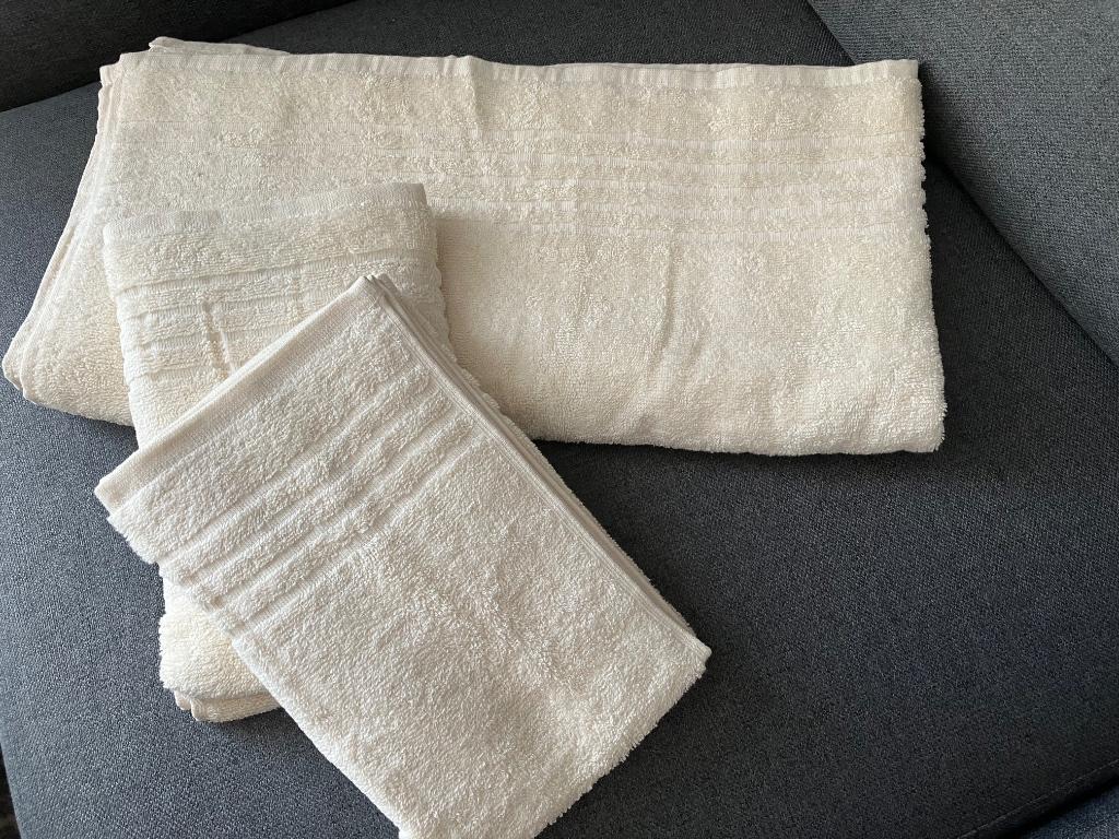 Nieuw! Set superzachte handdoeken, Huis en Inrichting, Ophalen of Verzenden, Nieuw, Overige kleuren, Handdoek