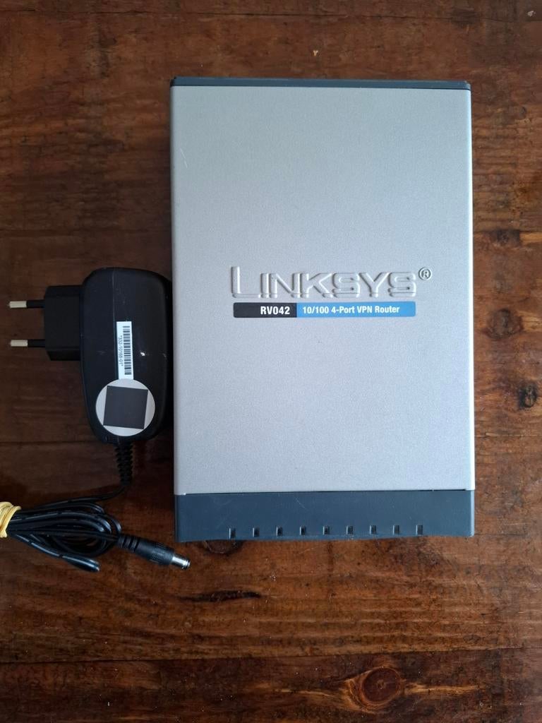 Le routeur Cisco RV042 intègre également un commutateur, Ophalen of Verzenden, Zo goed als nieuw, Router