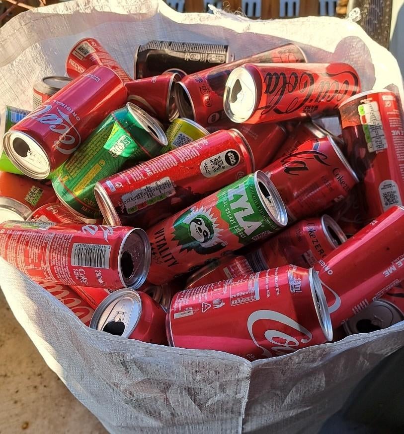 Ik zoek lege frisdrank blikjes, Ophalen