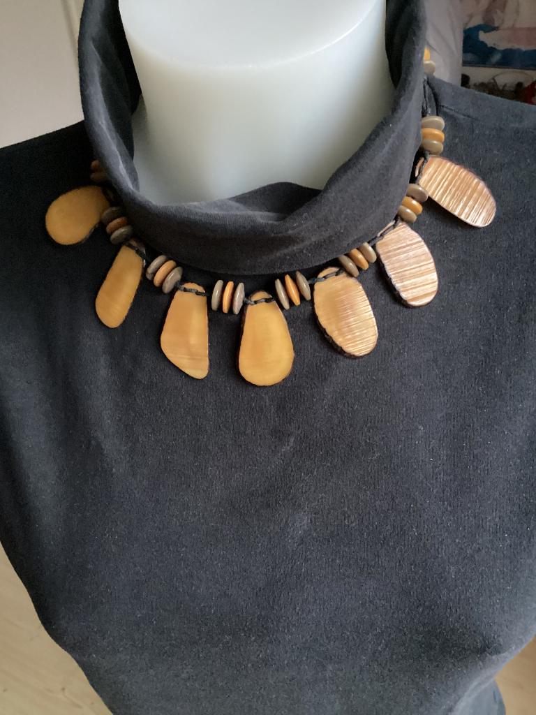 Collier en Tagua, Bijoux, Sacs & Beauté, Colliers, Enlèvement, Comme neuf, Beige, Autres matériaux