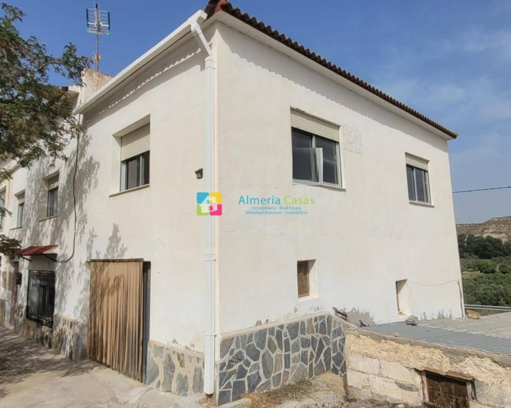 Spanje, Andalusië. Landhuis 5 slaapkamers en 2 badkamers, 266 m², Spanje, 5 kamers, Woonhuis