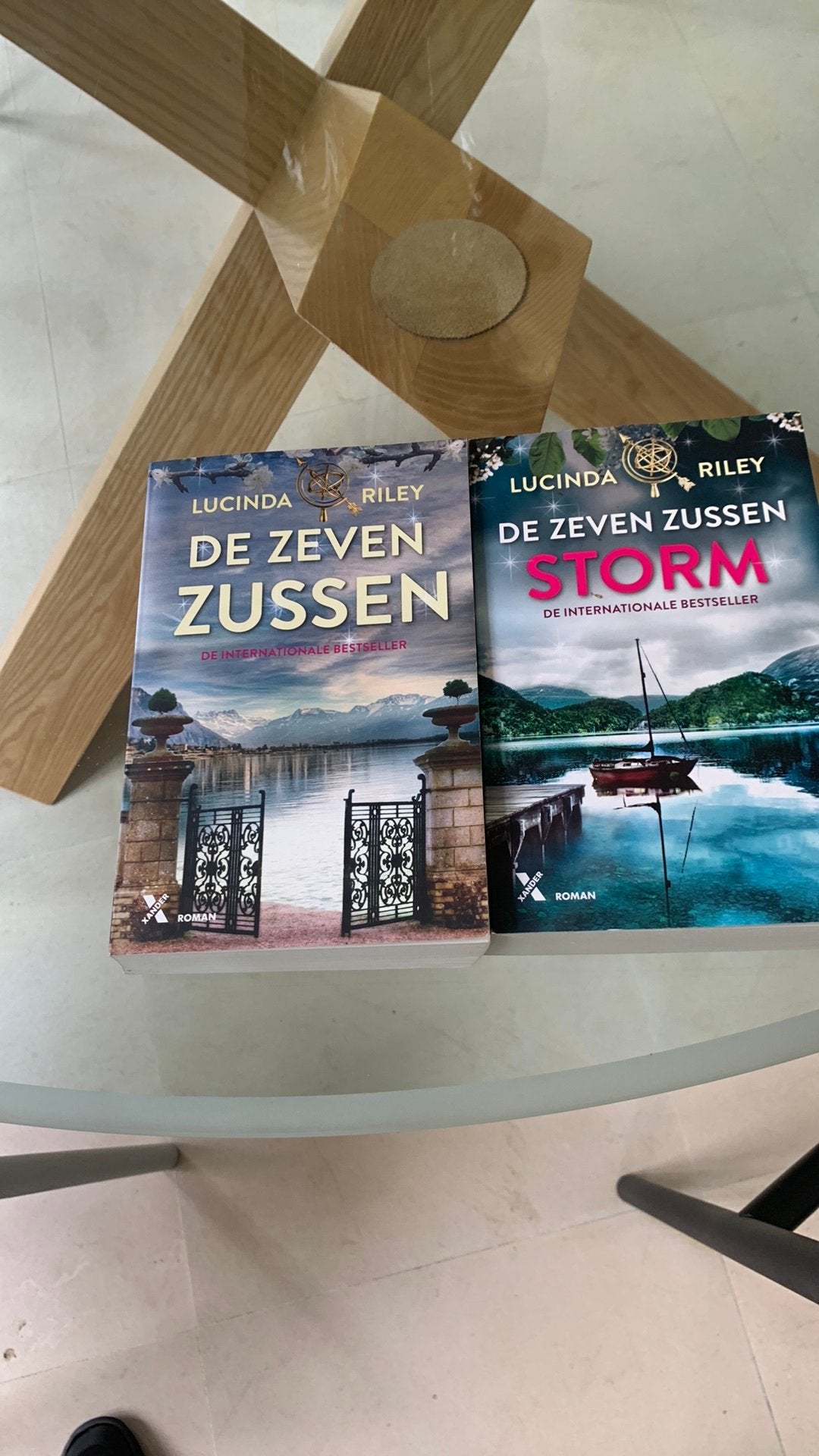 2boeken  De zeven zussen, Ophalen of Verzenden, Zo goed als nieuw, België