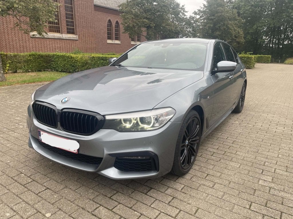 BMW 520i Sedan M Sport (2019)–126.000 km–19" Zwarte velgen, Autos, BMW, Cuir, Noir, Berline, Automatique