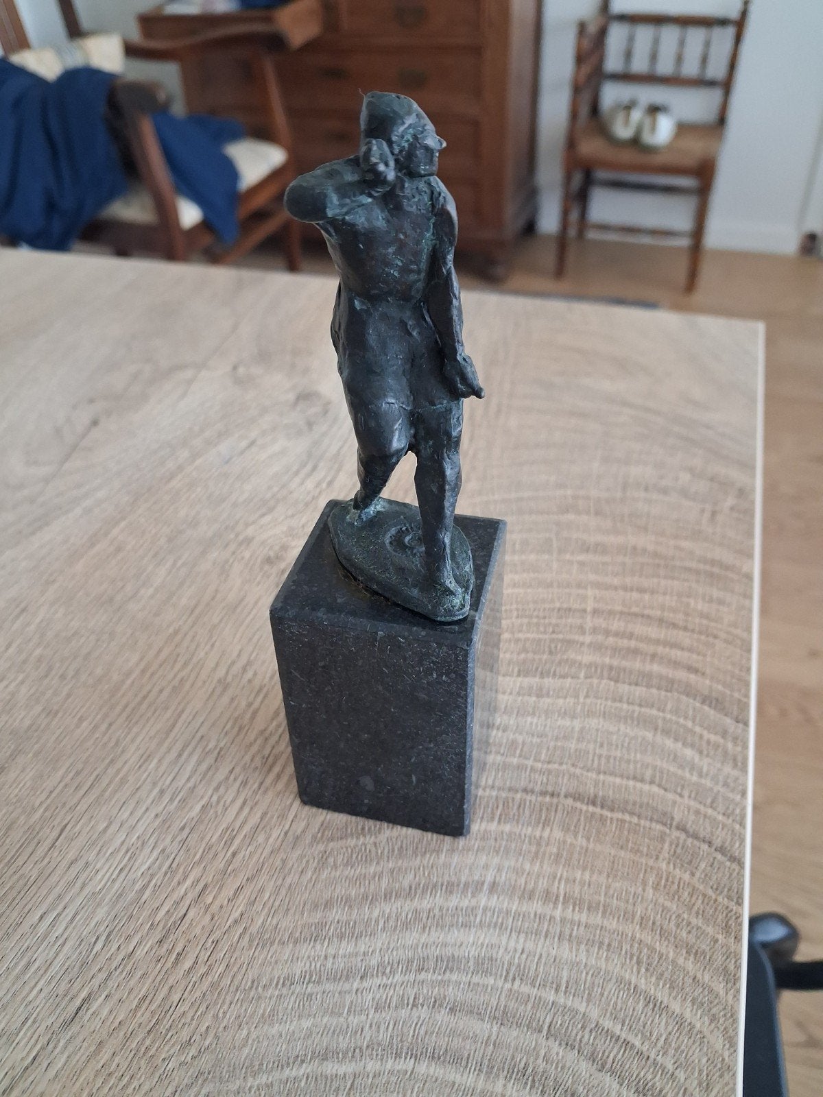 Bronzen beeldje op marmere sokkel. Mestreecher geis genaamd, Ophalen