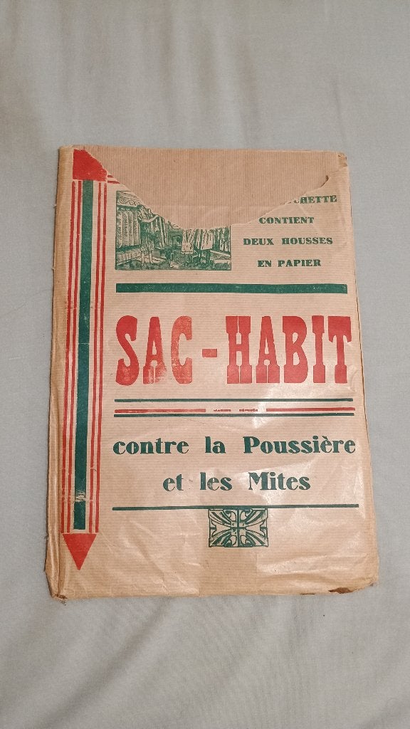 Housses en papier pour habits de 1940, Enlèvement
