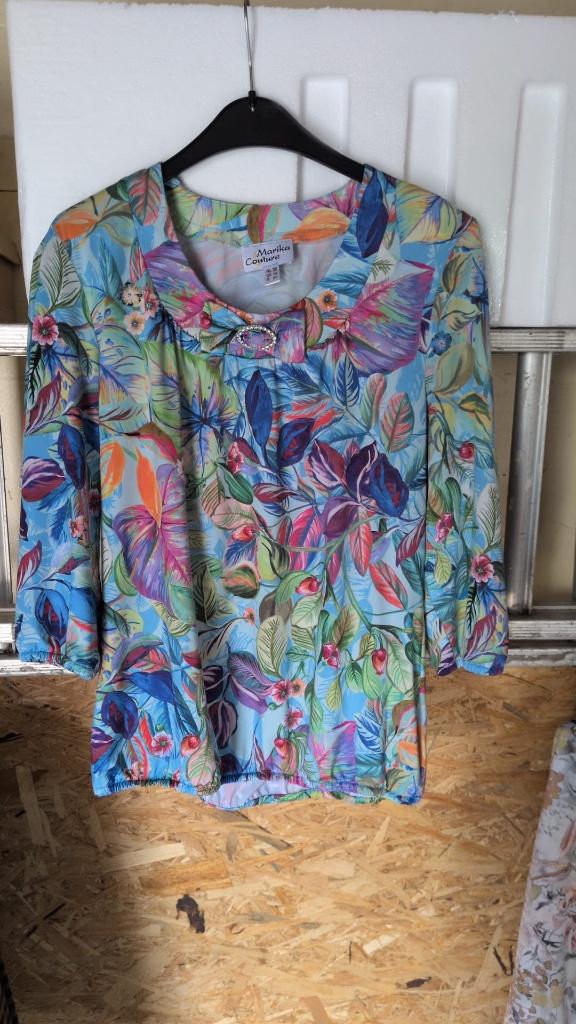 blauw gebloemd T-shirt - Marika Couture- 40 - 5€, Kleding | Dames, T-shirts, Maat 38/40 (M), Blauw, Ophalen of Verzenden, Lange mouw