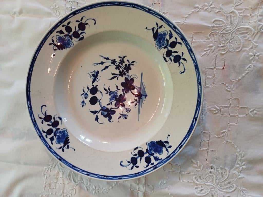 Sierschotels in blauw-wit aardewerk, Ophalen