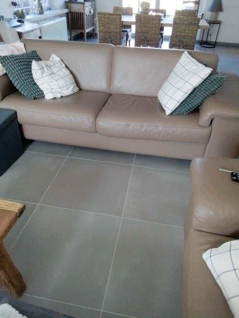 Te koop taupe lederen lounge 1x 3 zitplaatsen en 1 x 2,5 zit, Ophalen, Leer