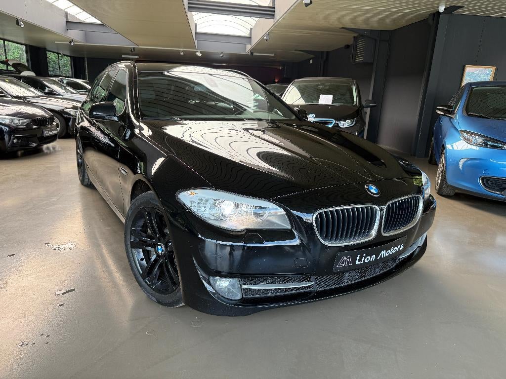 BMW 530d xDrive*LEDER*GPS*PANO DAK*258PK*ZET. VERWARMING, Auto's, Automaat, Bi-Xenon koplampen, 2993 cc, Zwart