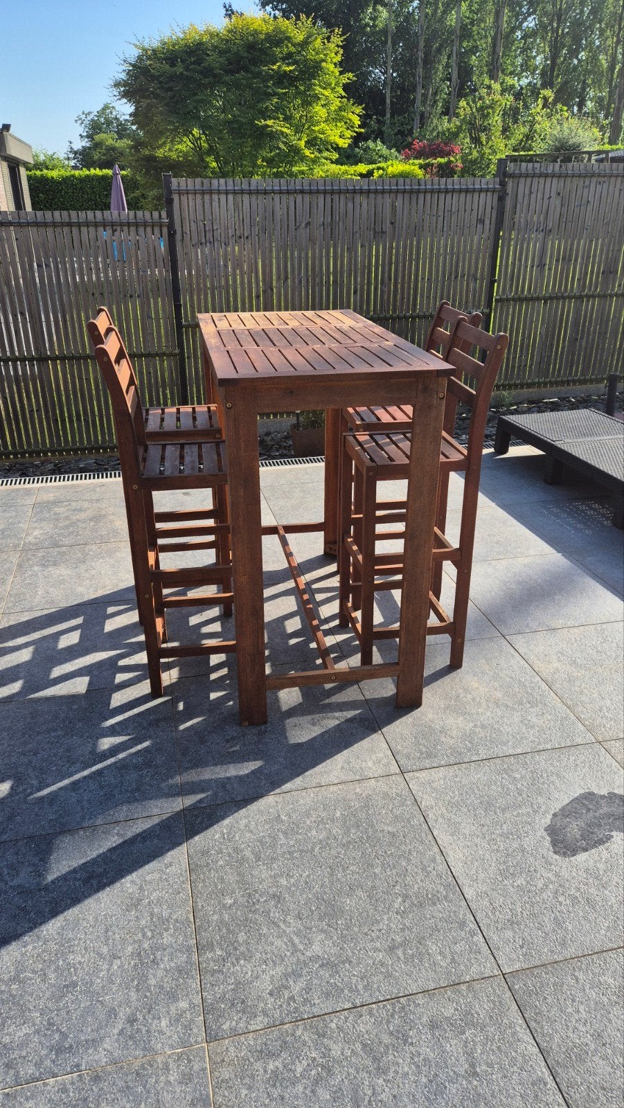 Hoge tafel en 4 houten kinderstoelen, Tuin en Terras, Ophalen, 4 zitplaatsen, Gebruikt, Bijzettafel