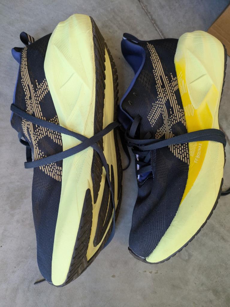 Asics Novablast 5 maat 45, Sport en Fitness, Loopsport en Atletiek, Zo goed als nieuw, Hardloopschoenen, Hardlopen, Asics, Ophalen of Verzenden