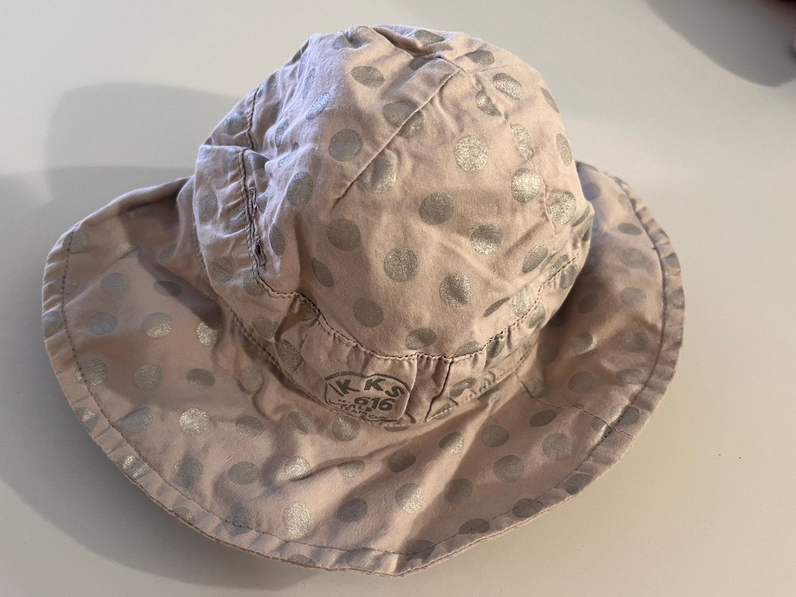 Babyhoedje beige met bolletjes IKKS hoofdmaat 47, Ophalen, Meisje, Hoed, Zo goed als nieuw