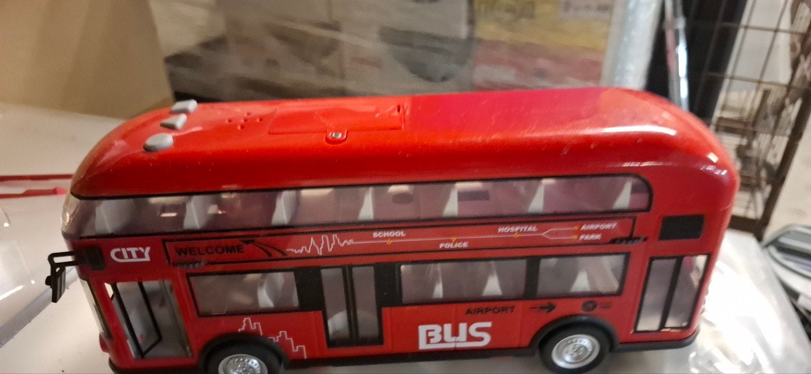 grand bus rouge impériale, Enlèvement