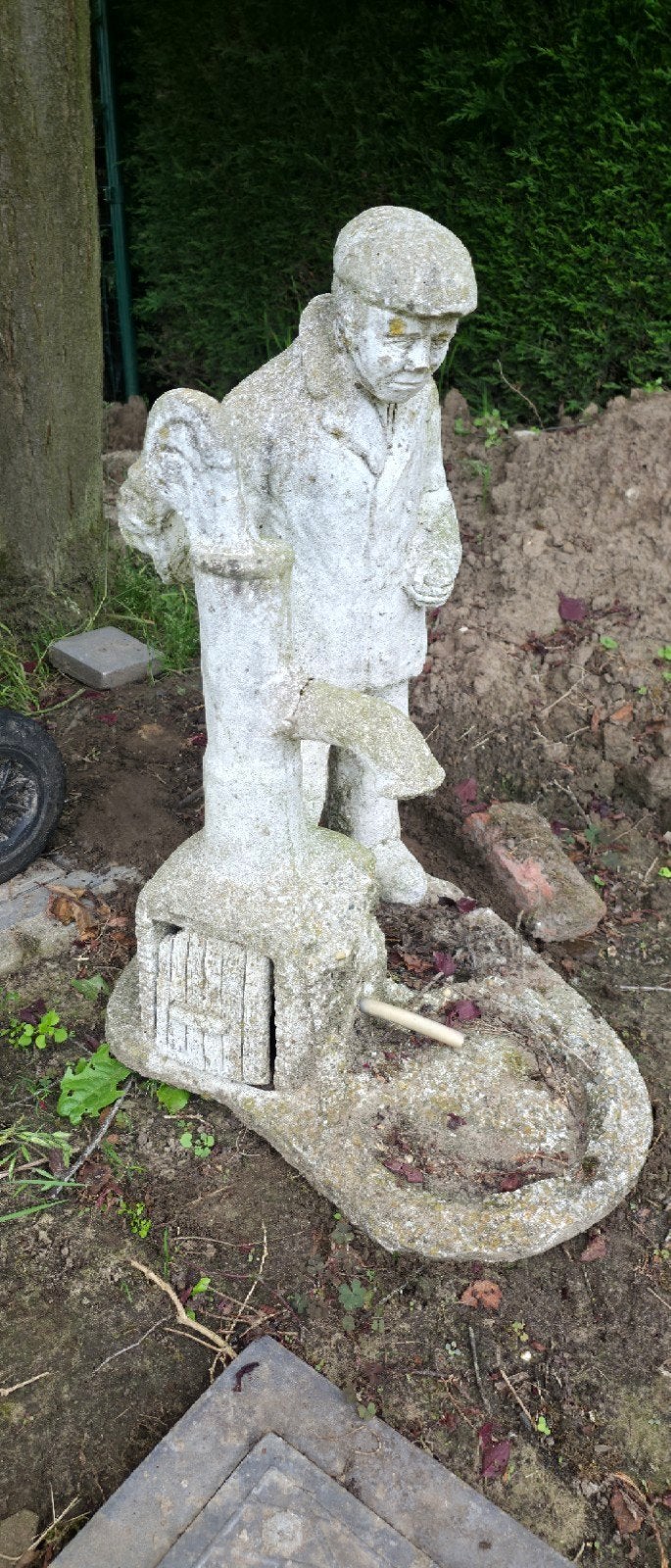 Prachtig Zwaar Betonnen Tuinbeeld - Man bij Waterpomp (70 cm, Ophalen, Beton