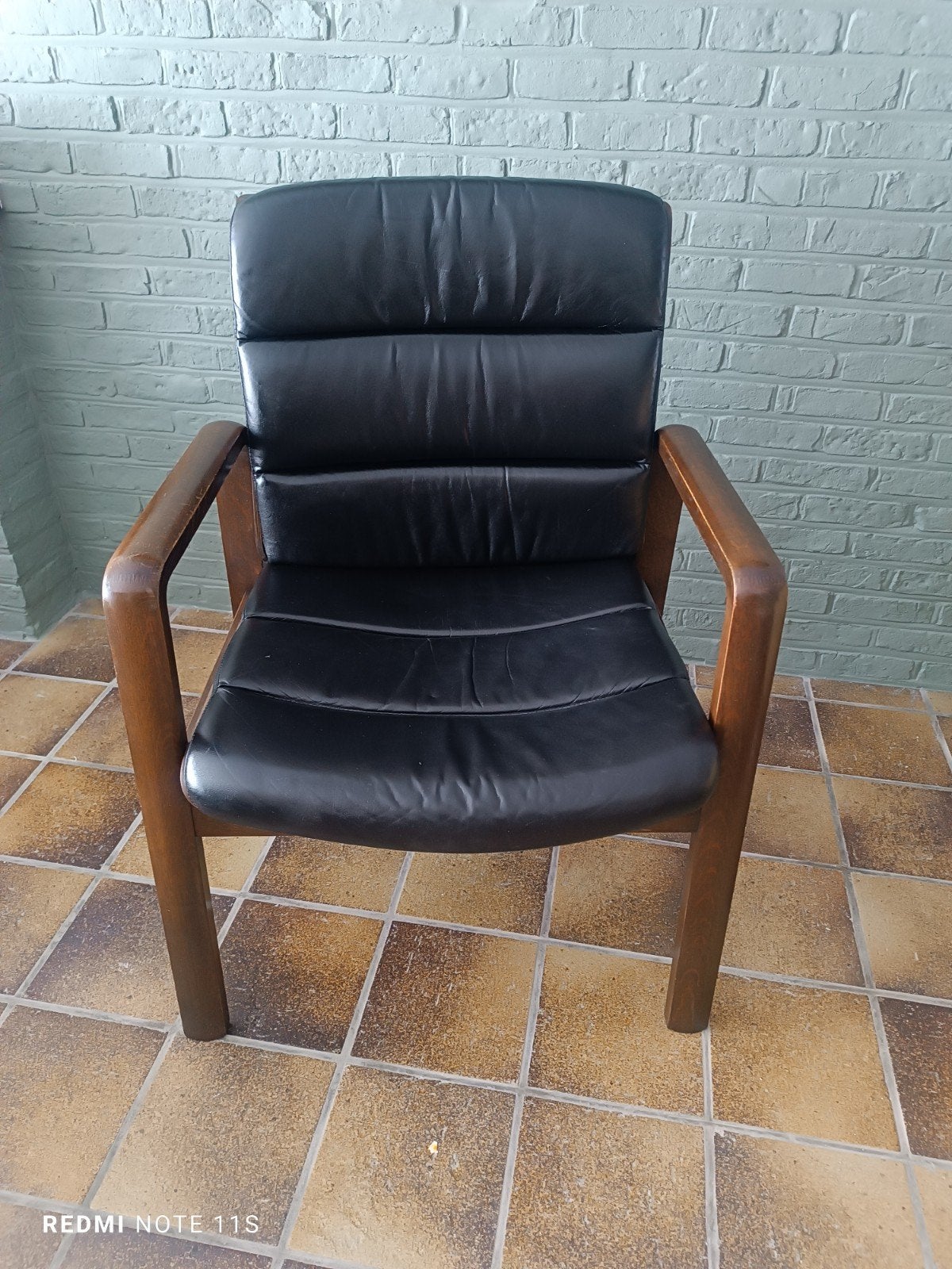 Fauteuil vintage Mid-Century en cuir noir et bois courbé, Huis en Inrichting, Stoelen, Ophalen, Zwart, Hout, Eén