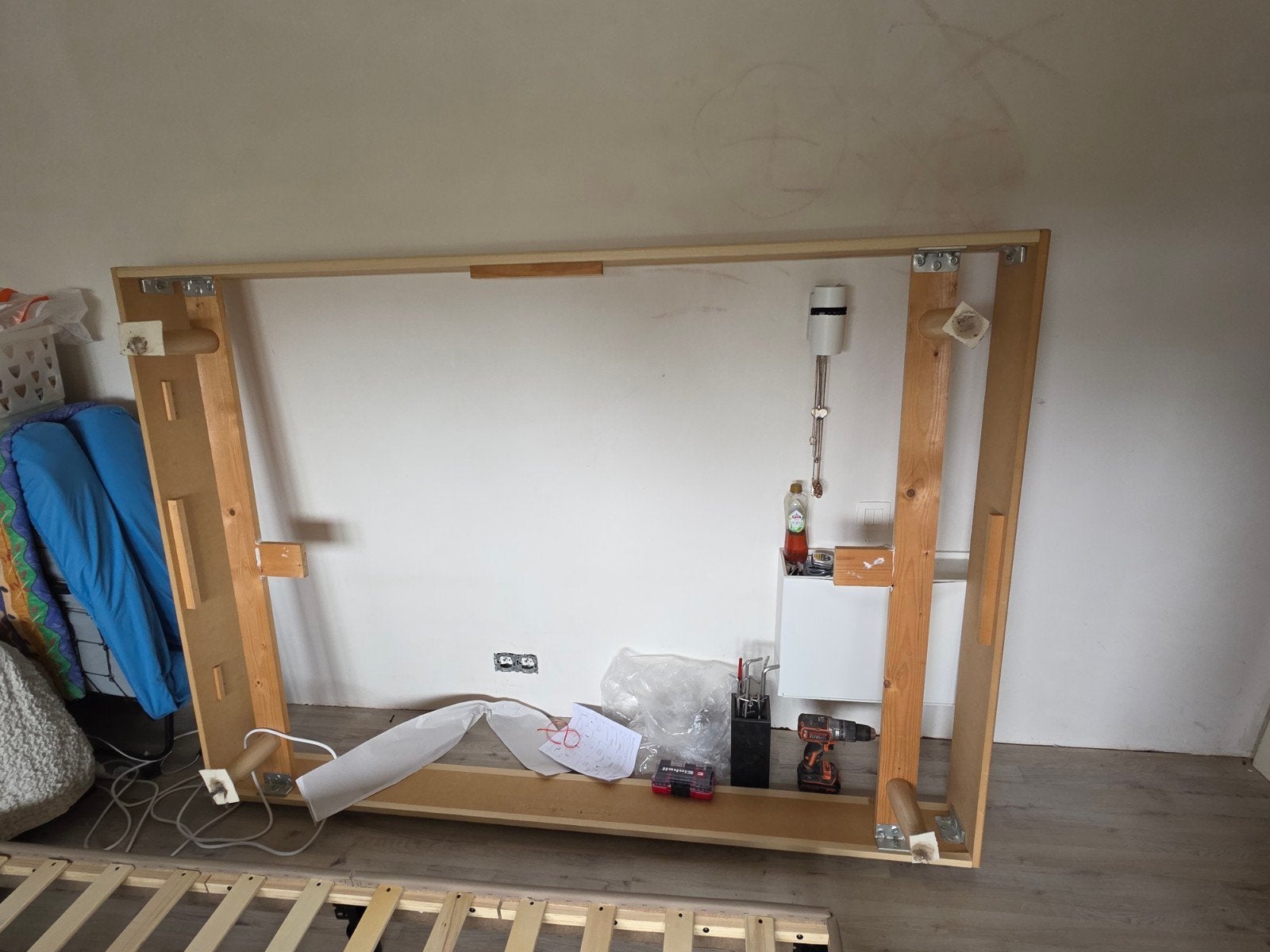 Bed kader (1m40) van sterk hout met 2 degelijke lattenbodems, Ophalen, Gebruikt, 140 cm, Twijfelaar