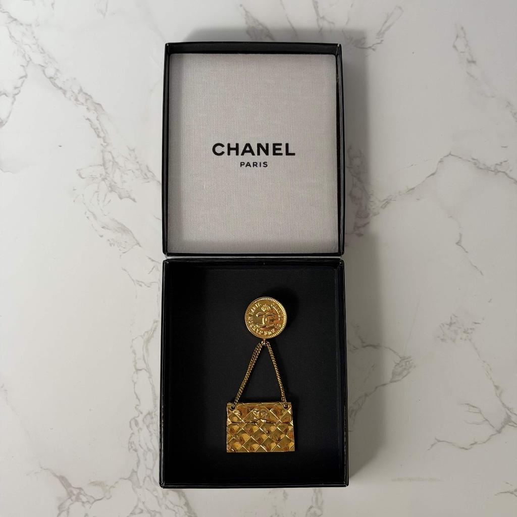 Broche de sac vintage Chanel en métal doré 24 carats, Bijoux, Sacs & Beauté, Broches, Enlèvement ou Envoi, 7 à 10 cm, Or, Utilisé