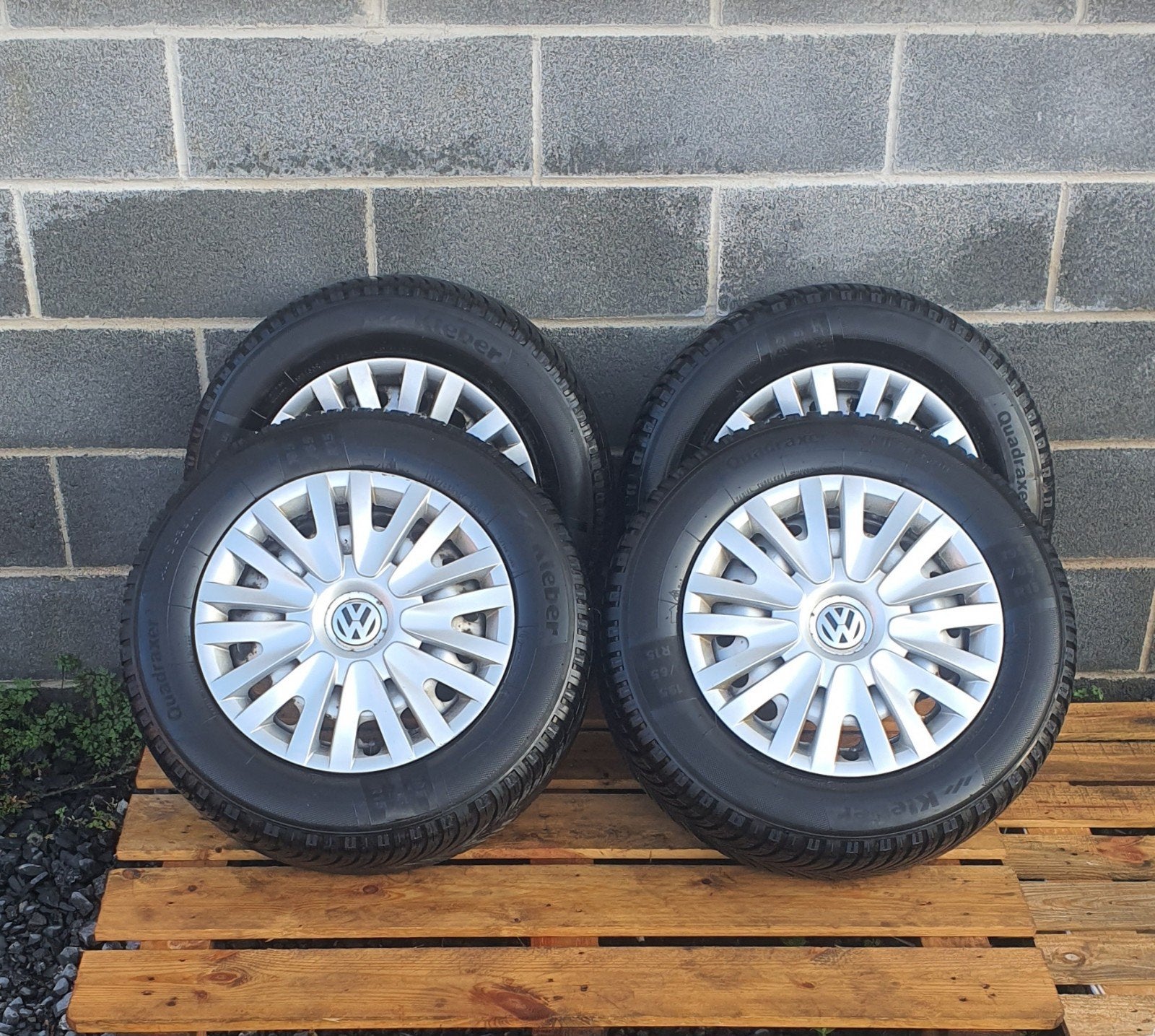 4 roues avec pneus kleber 195/65 R15 4 saisons + enjoliveurs