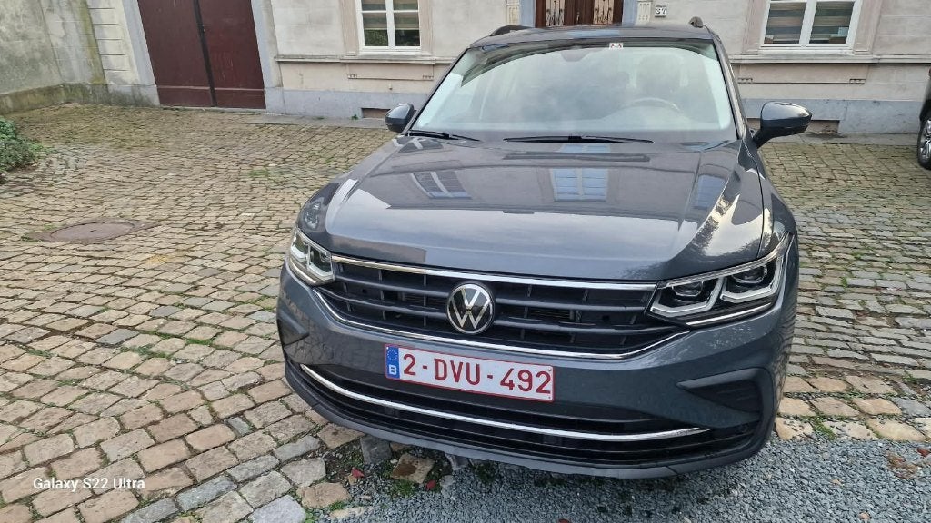 VW Tiguan Essence - SUV Spacieux et Confortable à vendre, Autos, Argent ou Gris, Achat, Noir, 5 portes