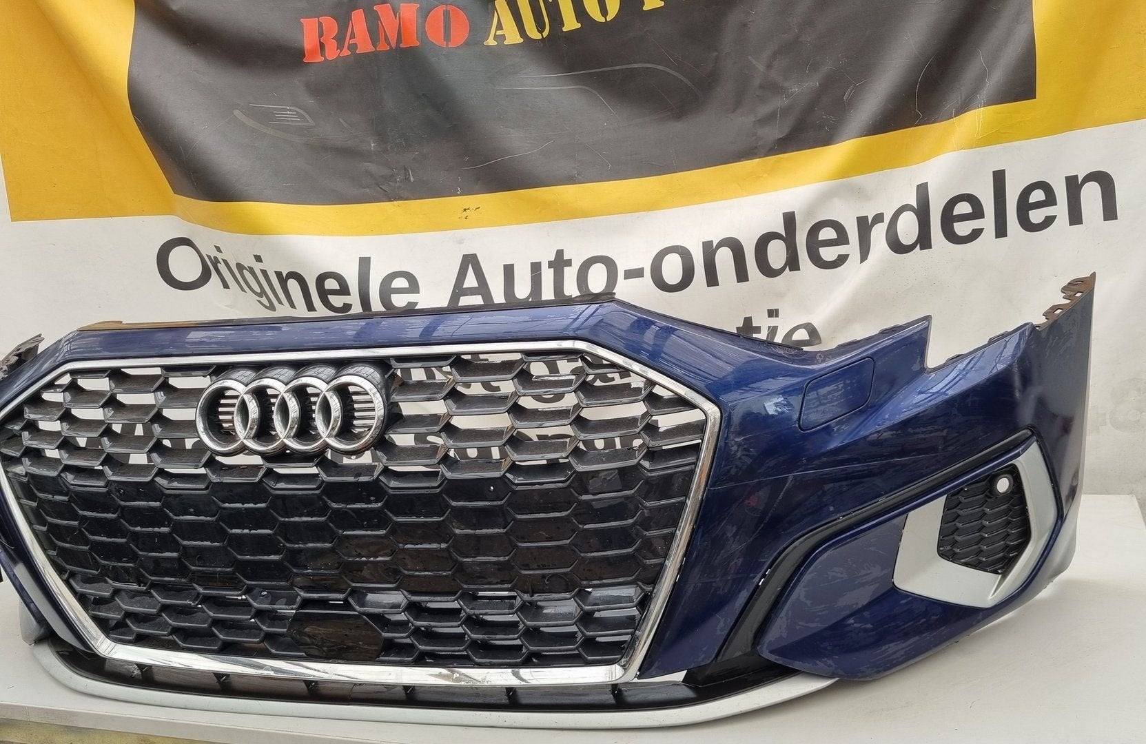 AUDI A3 8Y VOORBUMPER LY9B ORIGINEEL BUMPER 8Y0807437, Gebruikt, -, Voor, -