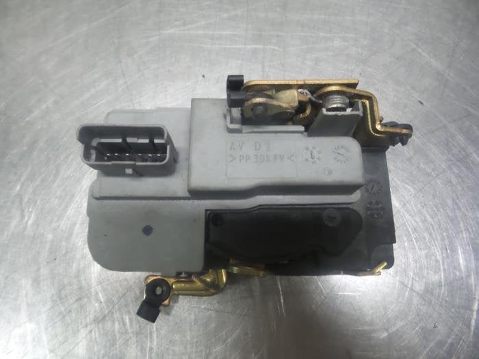 Serrure portière mécanique 2portes droite d'un Peugeot 206, -, 3 mois de garantie, Utilisé, -