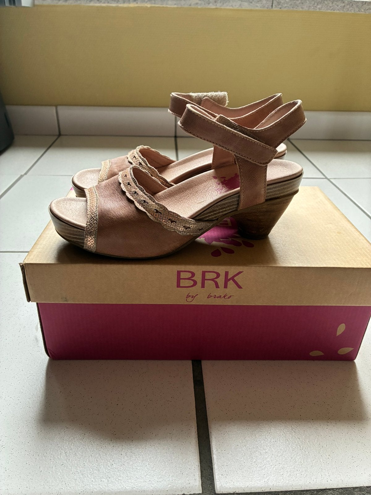 Brako sandalen, Enlèvement, Porté