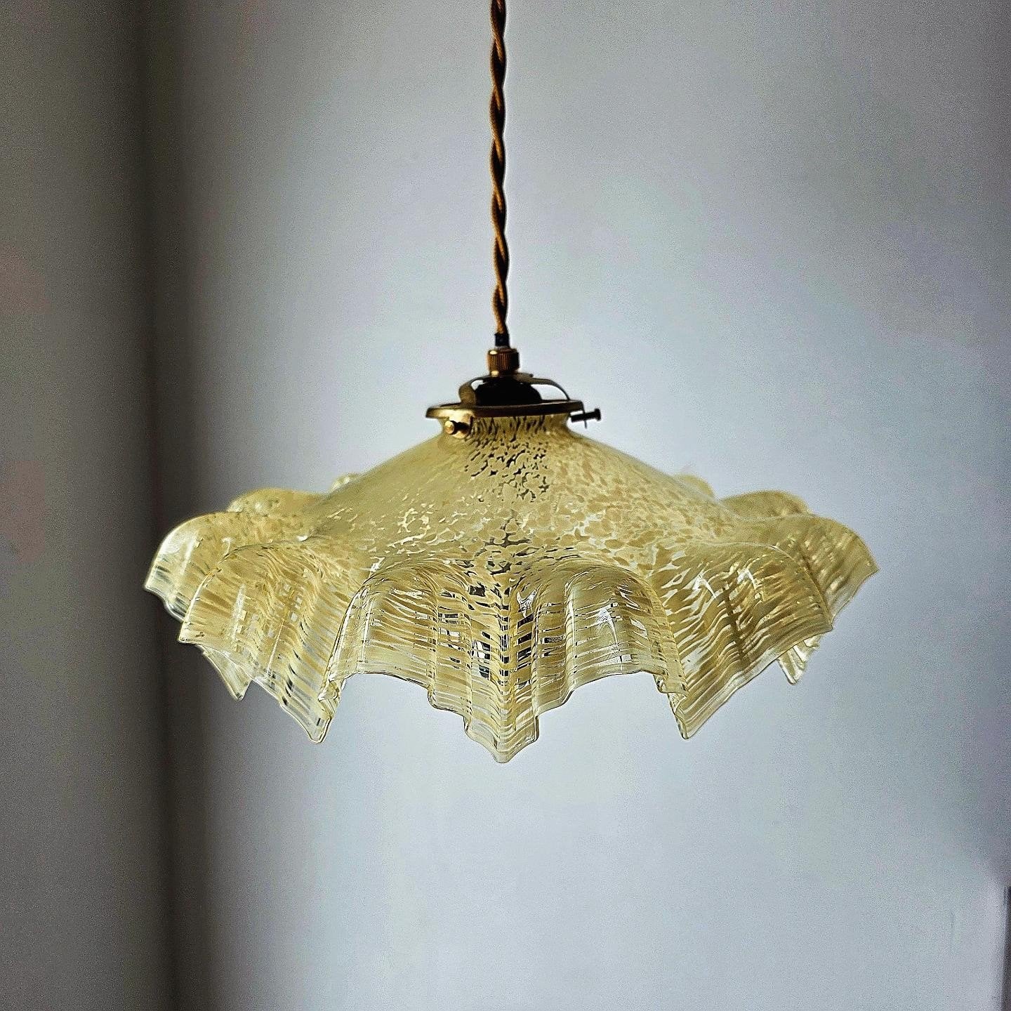 Lampe suspendue vintage en verre de Clichy. 2 pièces disponi, Enlèvement ou Envoi