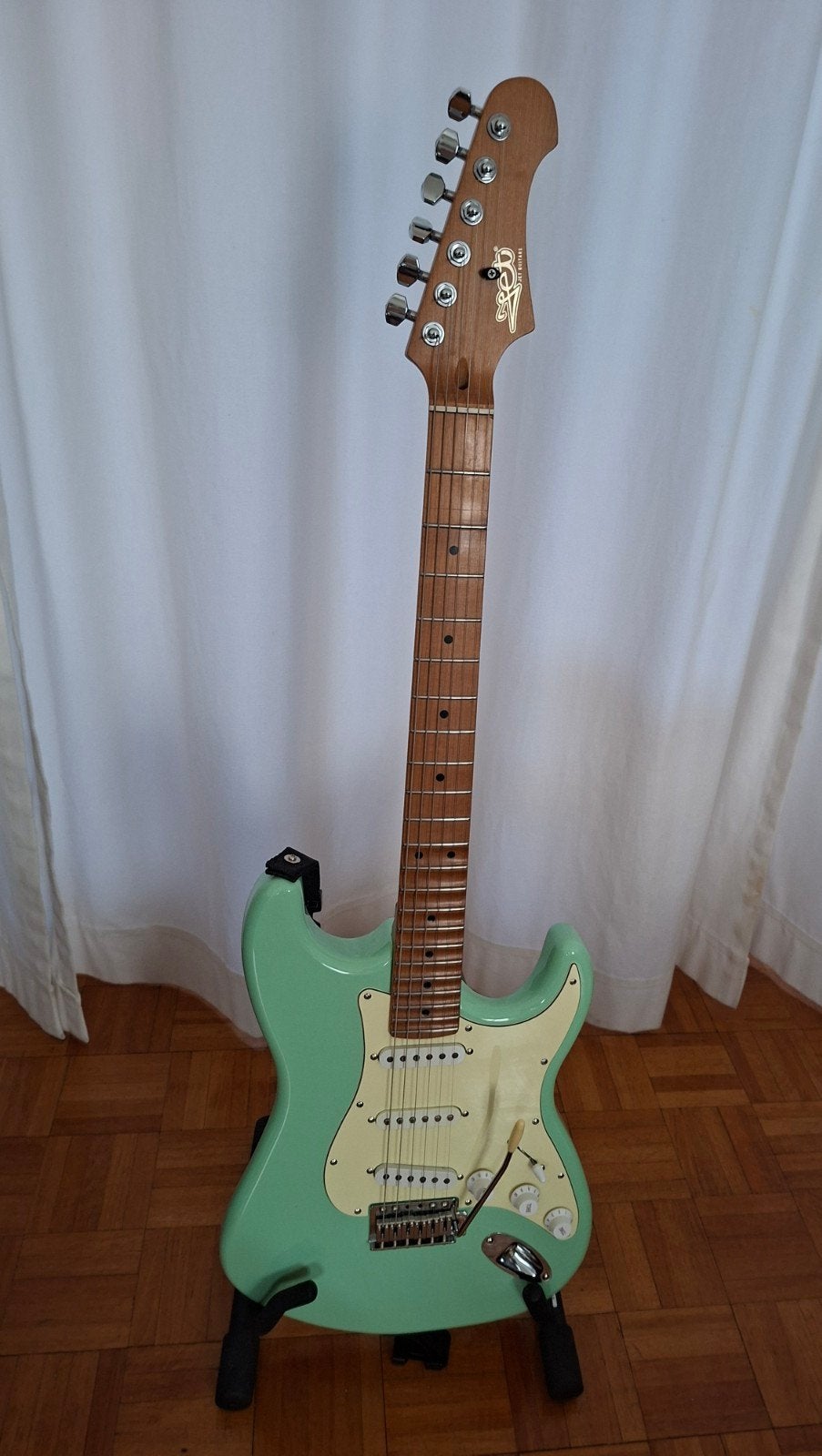 Upgraded JET JS-300 stratocaster gitaar in nieuwstaat, Muziek en Instrumenten, Ophalen, Zo goed als nieuw