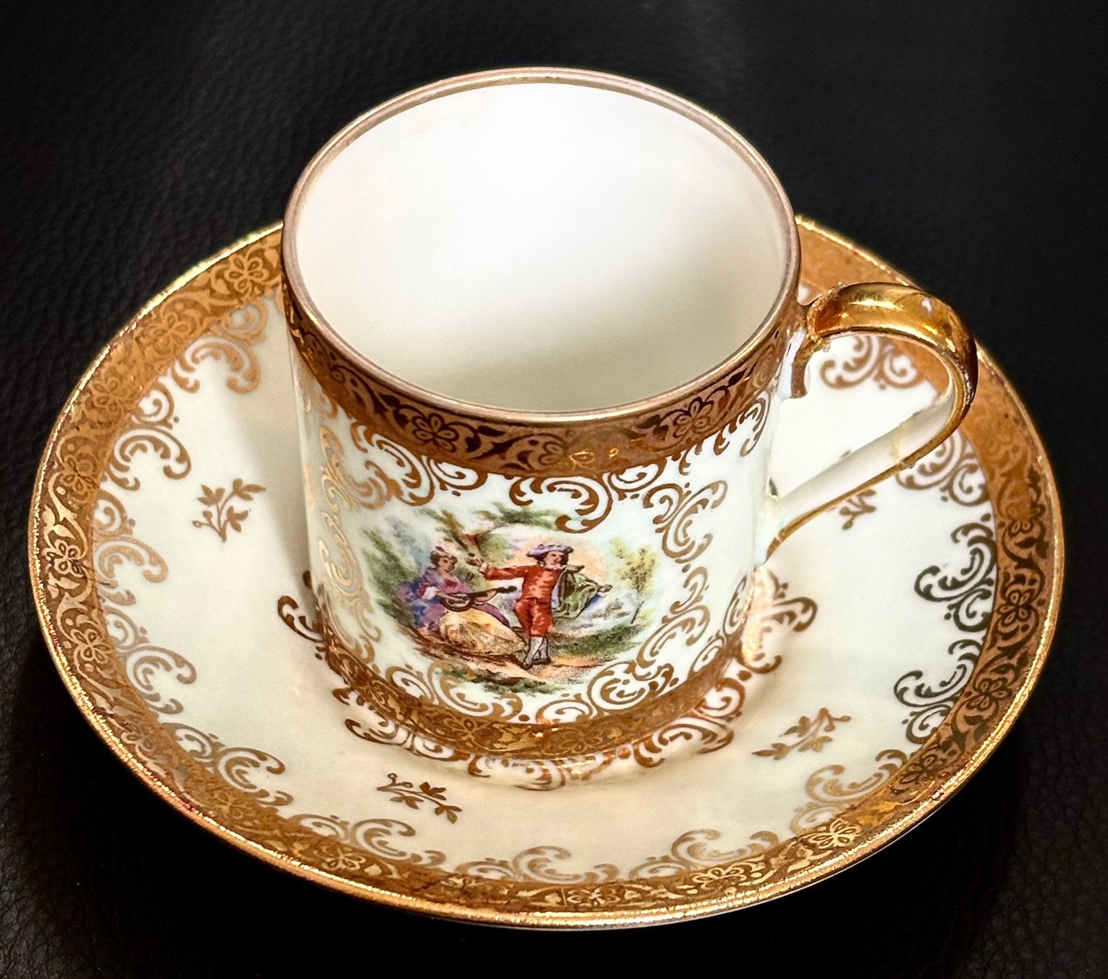 Tasse et sous-tasse Porcelaine de Limoges Or scène galante, Enlèvement
