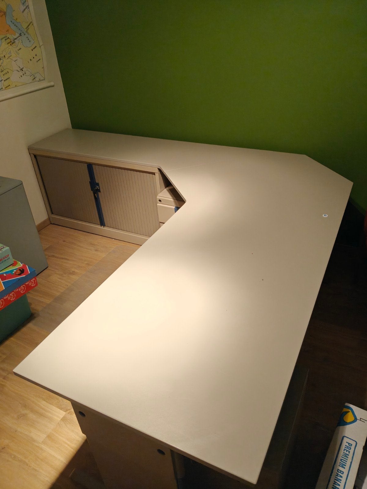 Bureau d'angle MEWAF, Enlèvement, Bureau d'angle
