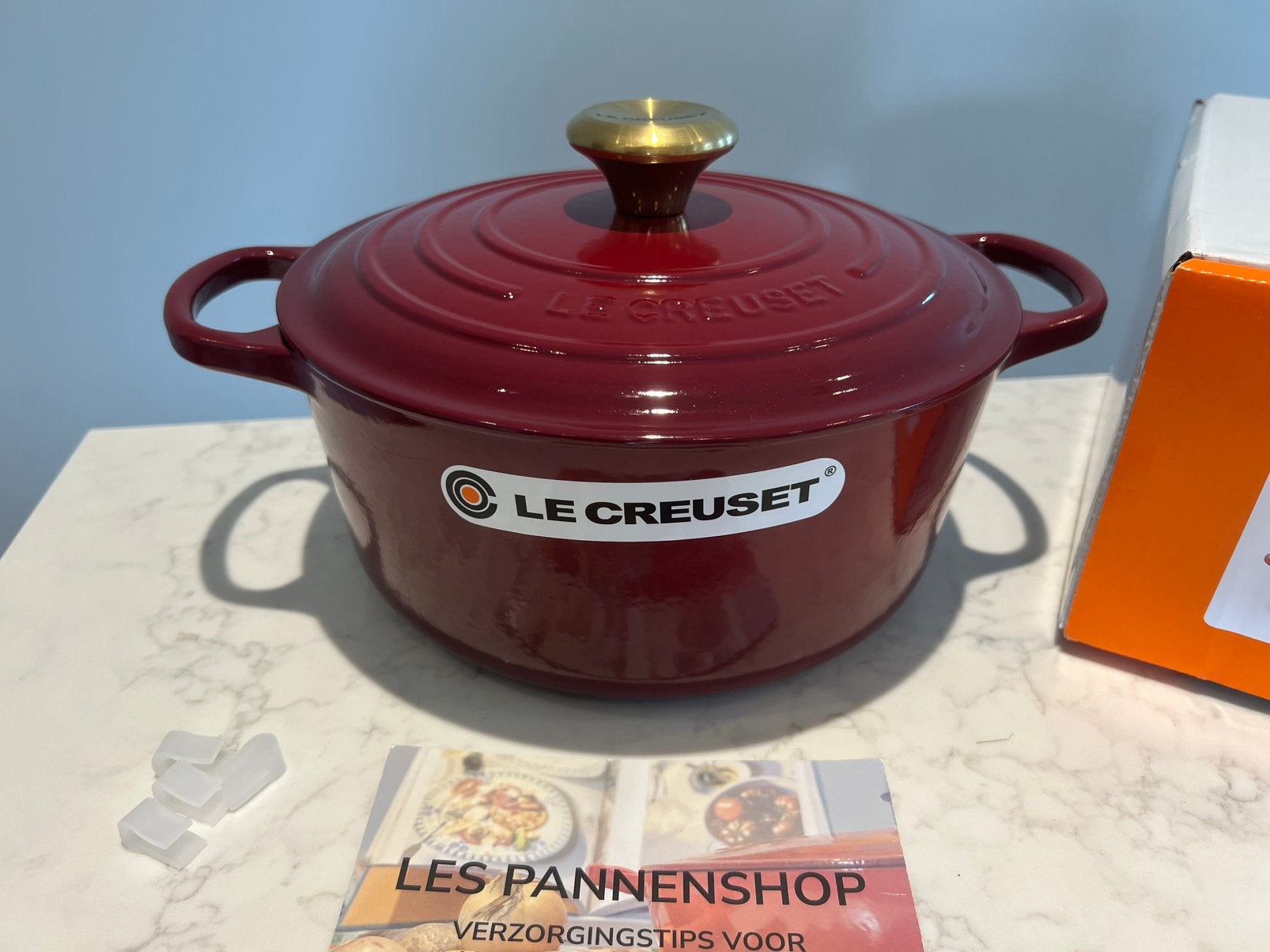 Nouvelle poêle signature Le Creuset 24 cm Rhone/Grenat, Neuf, Enlèvement ou Envoi, Le Creuset, Cocotte