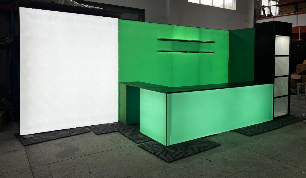 LED beursstand 6 m: beurswand, verlichte balie en vitrine, Ophalen