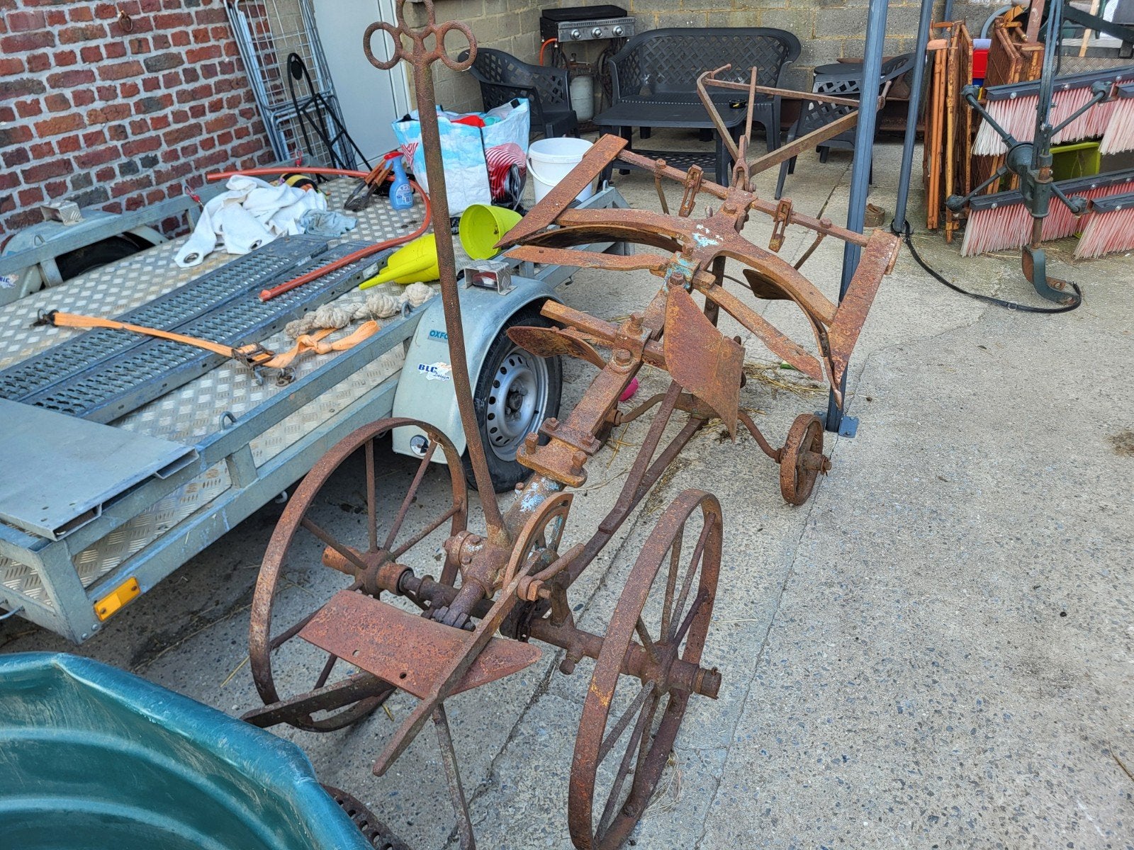 Grosse charrue avec chariot de transport, Enlèvement