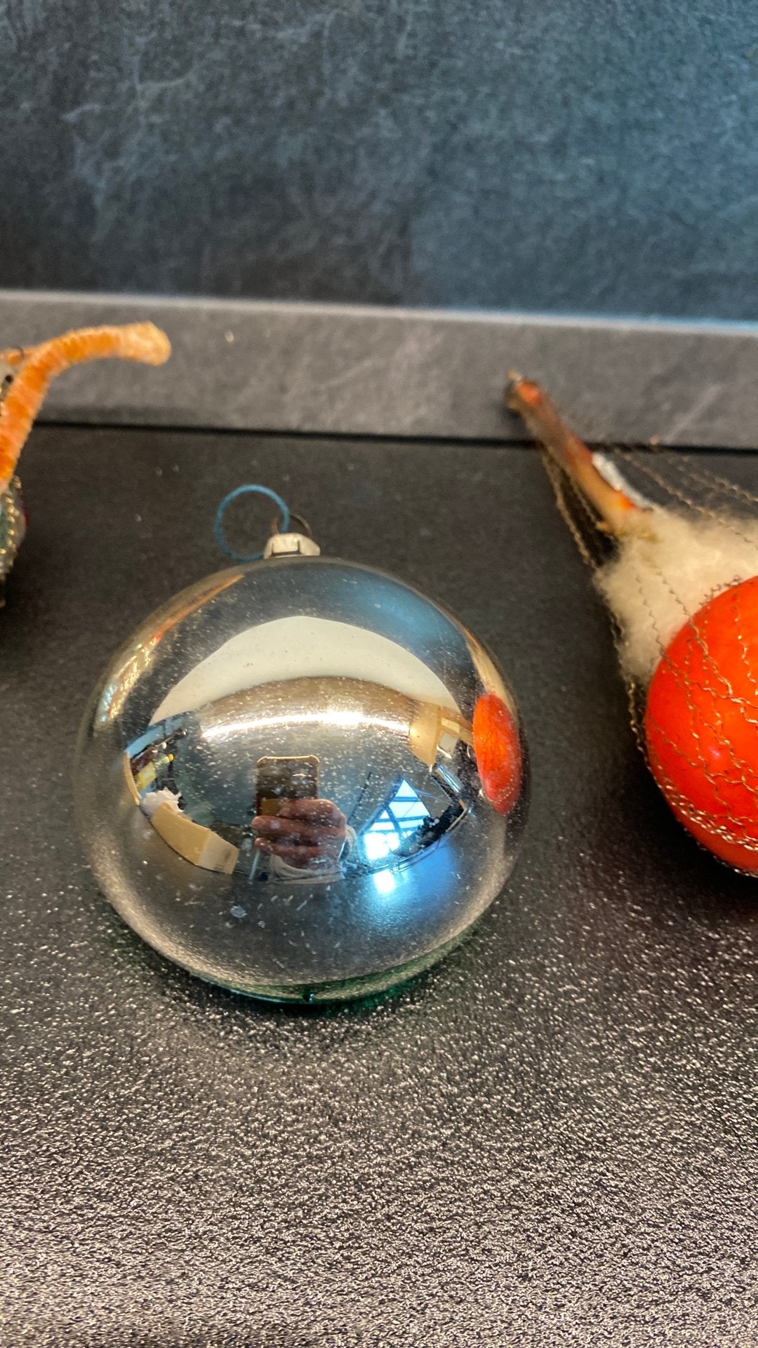 Oude antieke kerstbal deukbal, Ophalen of Verzenden, Zo goed als nieuw