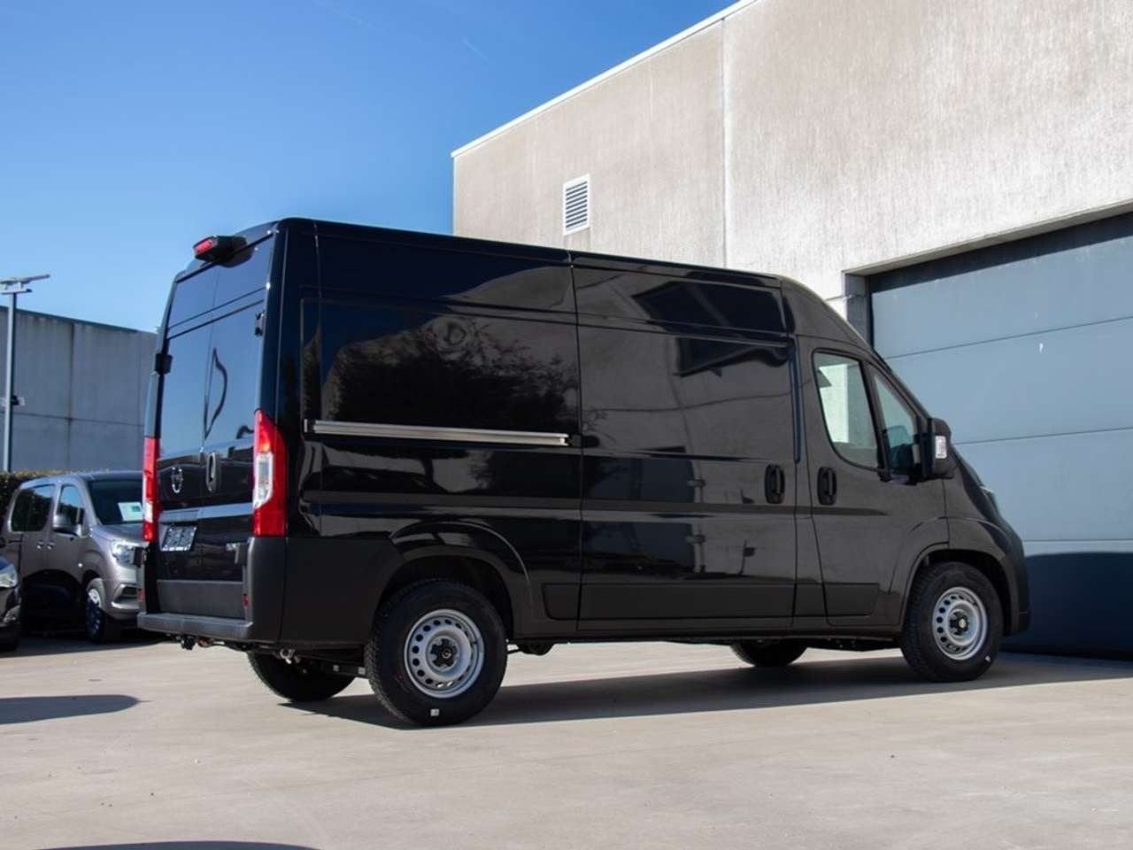 Opel Movano L2H2 |2.2 AT8 140PK|CAMERA|NAVI|TREKHAAK, Auto's, Zwart, 0 kg, Zwart, Bedrijf