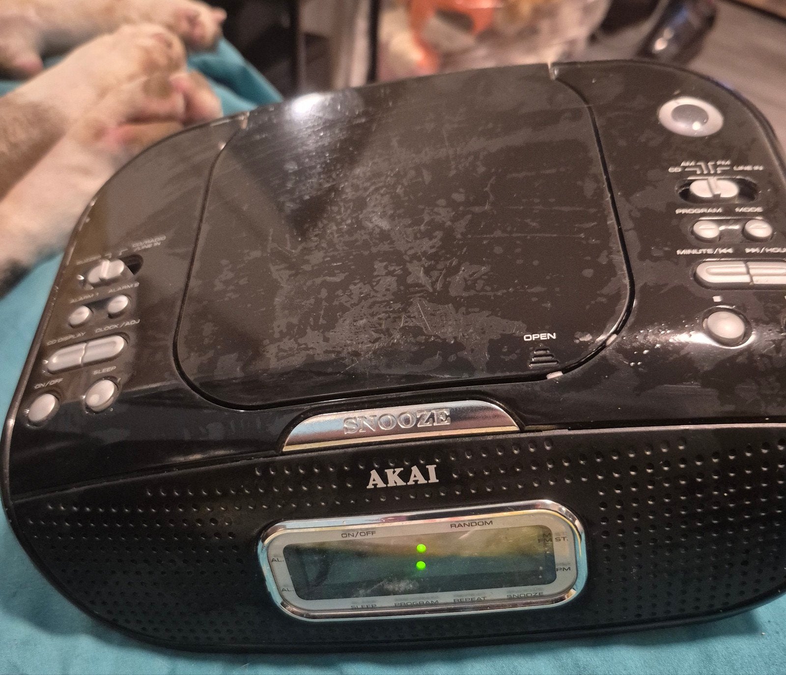 wekker/cd speler AKAI, TV, Hi-fi & Vidéo, Enlèvement, Utilisé, Autres marques, Portable