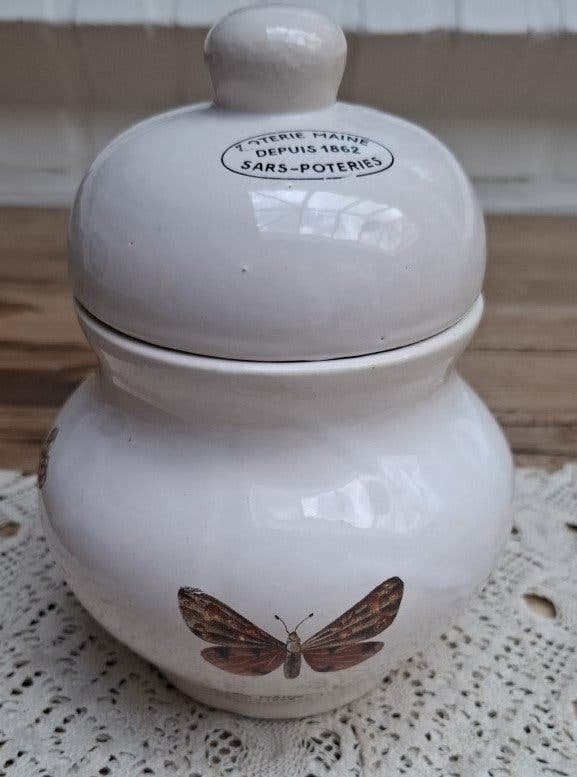 Franse sierpot met vlinder, bessen bloemen, poterie Maine, Enlèvement ou Envoi