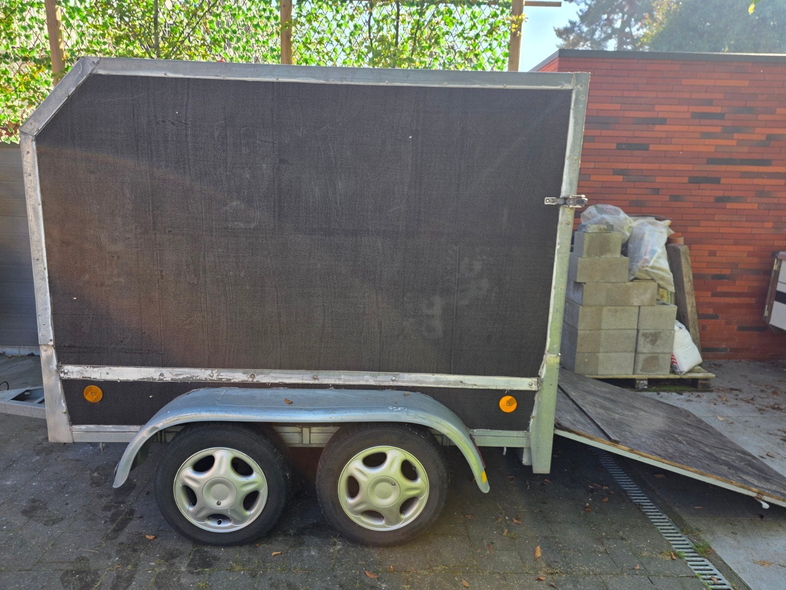 Gesloten dubbelas aanhangwagen met oprijplaat, Auto diversen, Ophalen